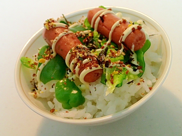 ピーマンとウインナ一の小魚ふりかけマヨご飯