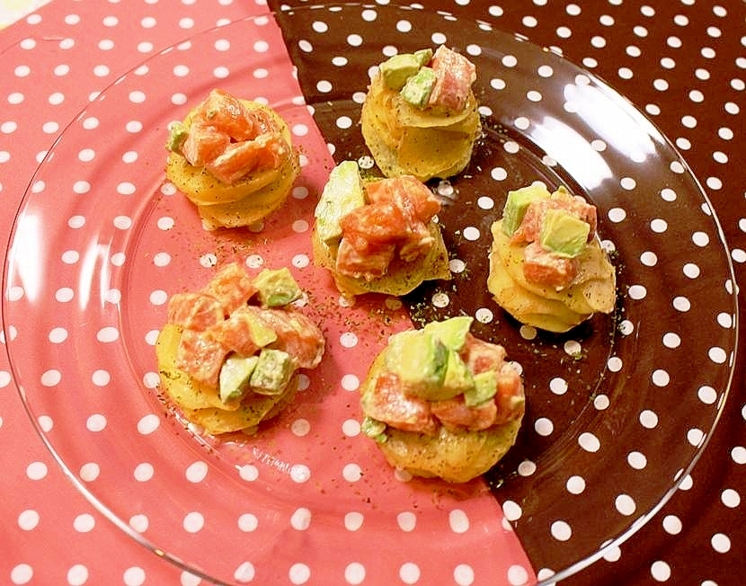 とろけるおいしさ♪サーモンのせポテトスタック