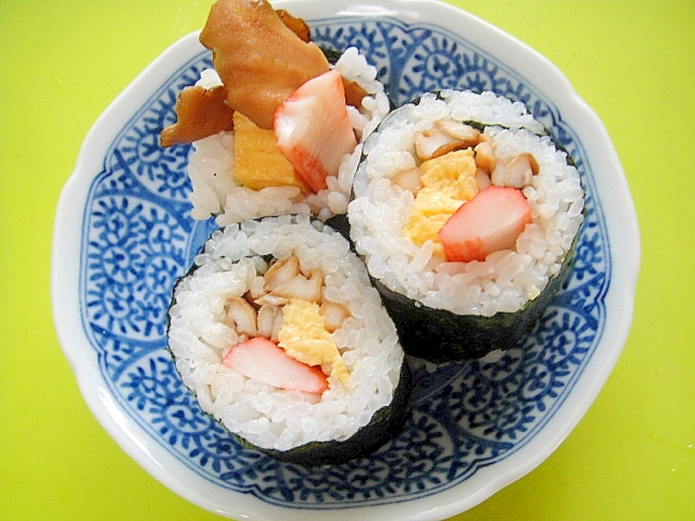甘辛舞茸とカニカマ卵の巻き寿司