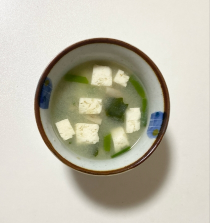 豆腐、ほうれん草、油揚げの味噌汁