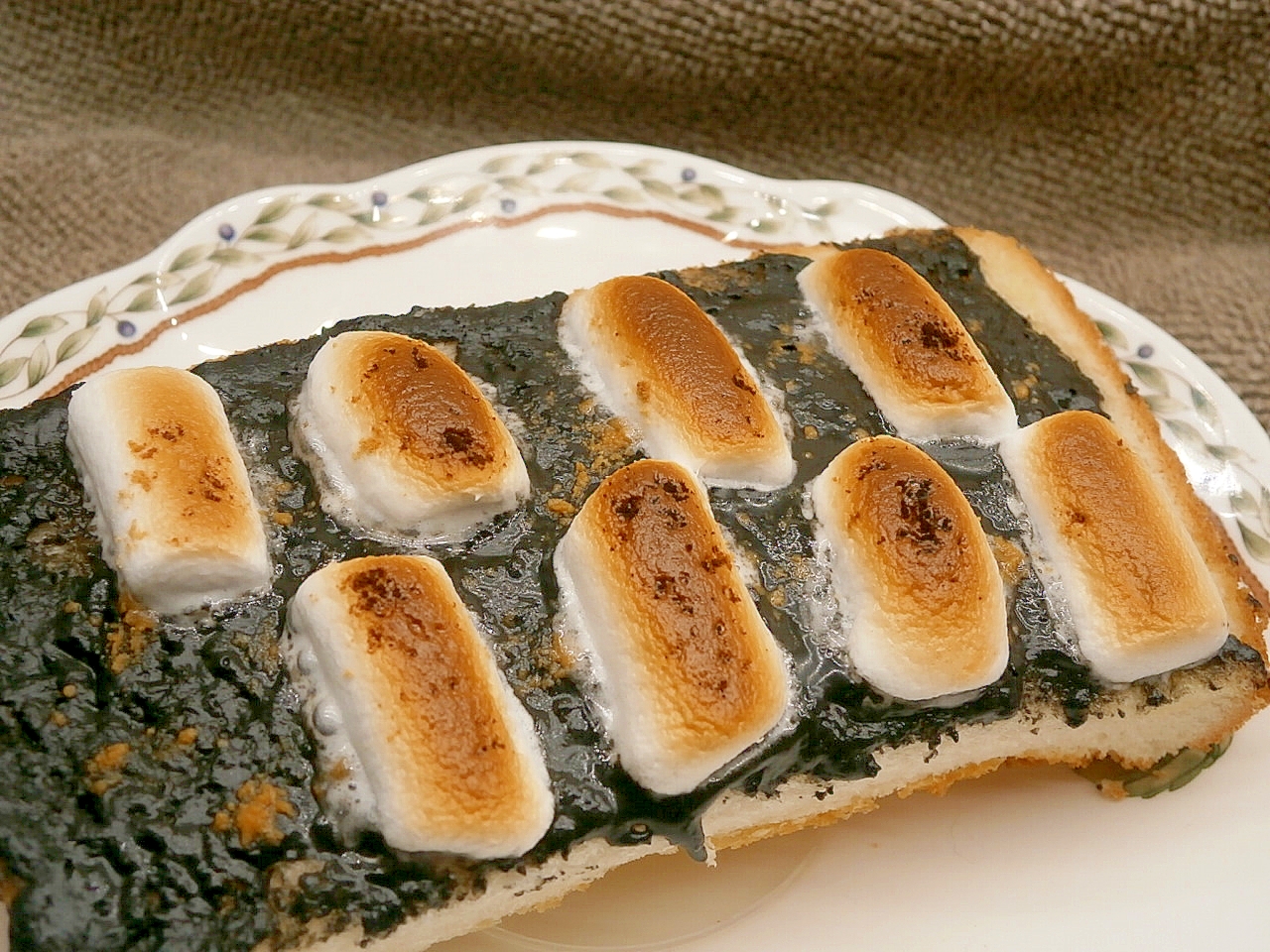 黒ごま＆焼きマシュマロのトースト