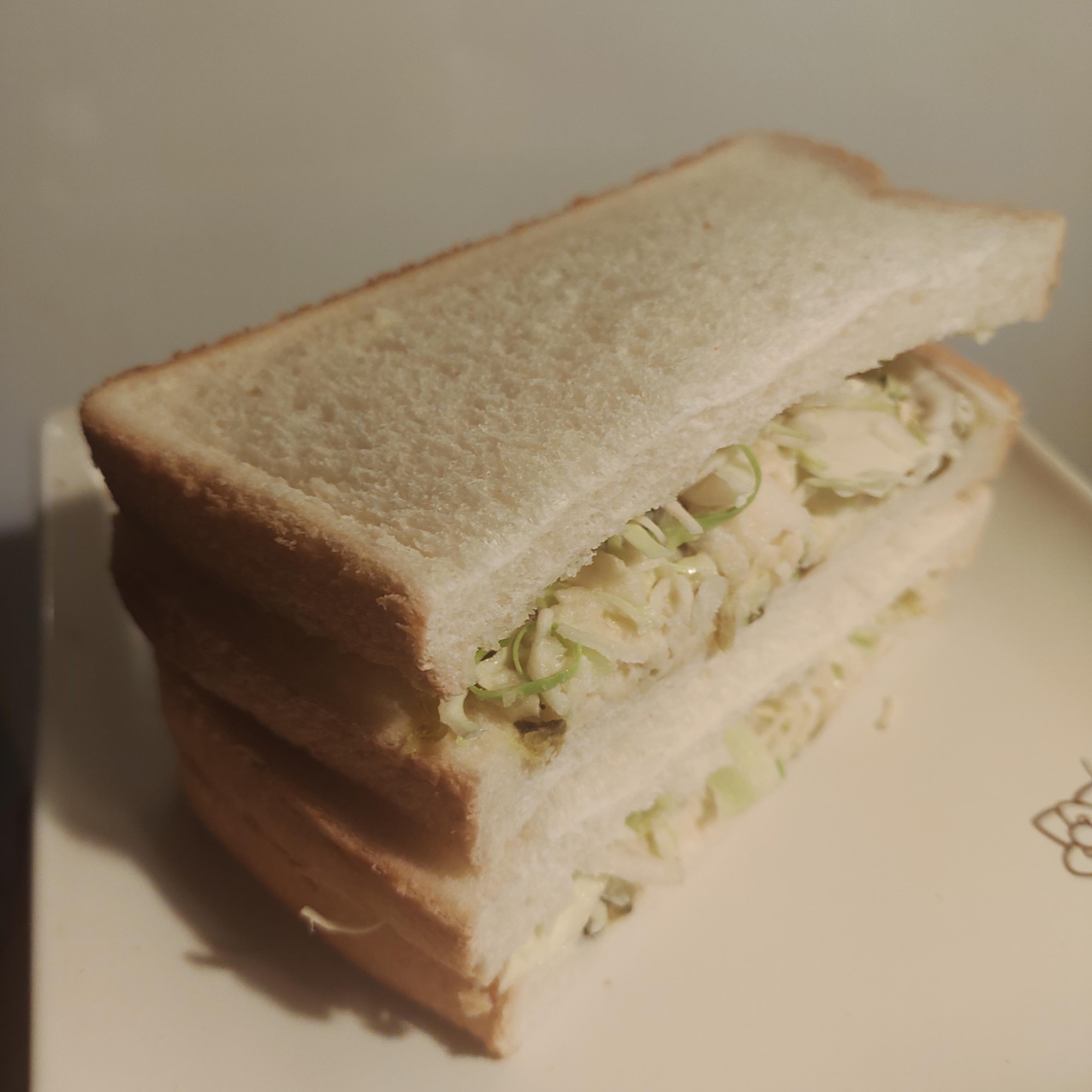 じゃがいも、ごま高菜、キャベツのサンドイッチ