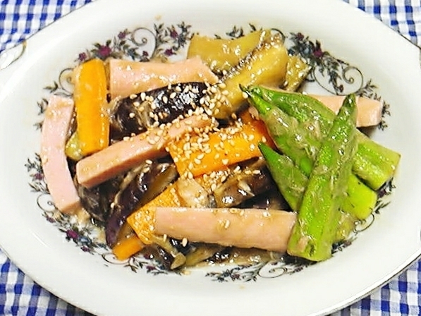茄子と魚肉ソーセージの炒め物