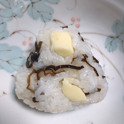 白ごまたっぷり塩昆布とスモークチーズのおにぎり