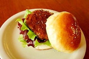 照り焼き鶏バーグのハンバーガー