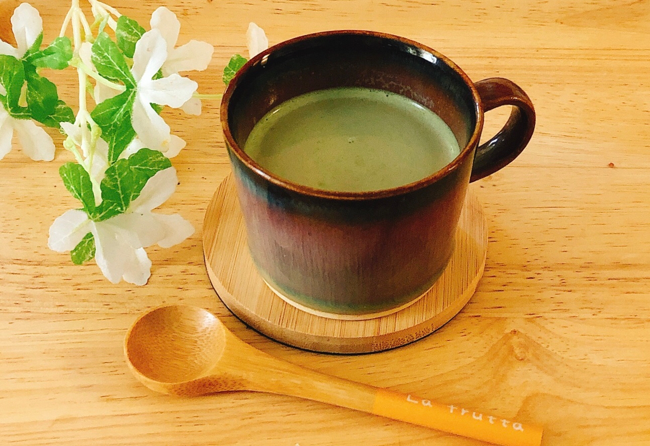 スキムミルクと青汁のヘルシーなカフェラテ