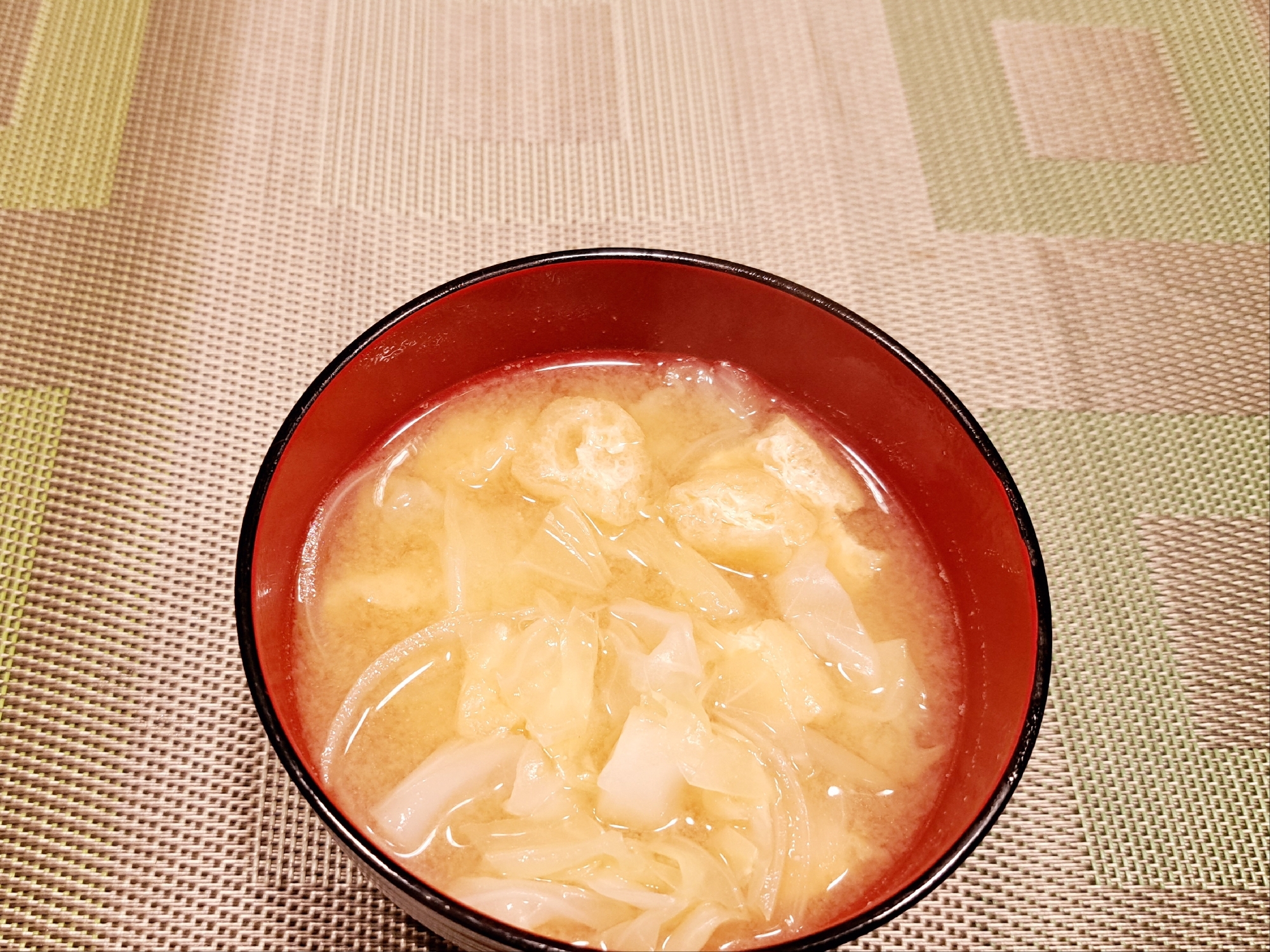 玉ねぎ と きゃべつ と油あげの おみそ汁