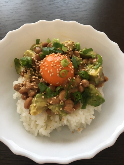 韓国風アボカド納豆丼