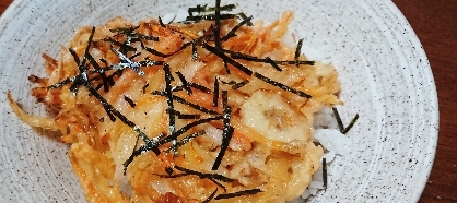 黄金比で作ってみました。竹輪もくわえて丼に。いつも材料がバラバラになって困ったけど、レシピを参考にして簡単に形になりました。卵なくても美味しくなるんですね！