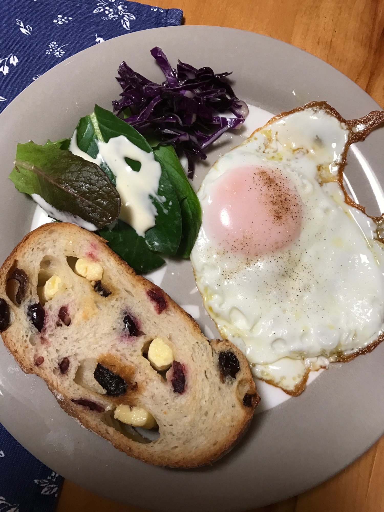 クリームチーズパンと目玉焼きの朝ごはん