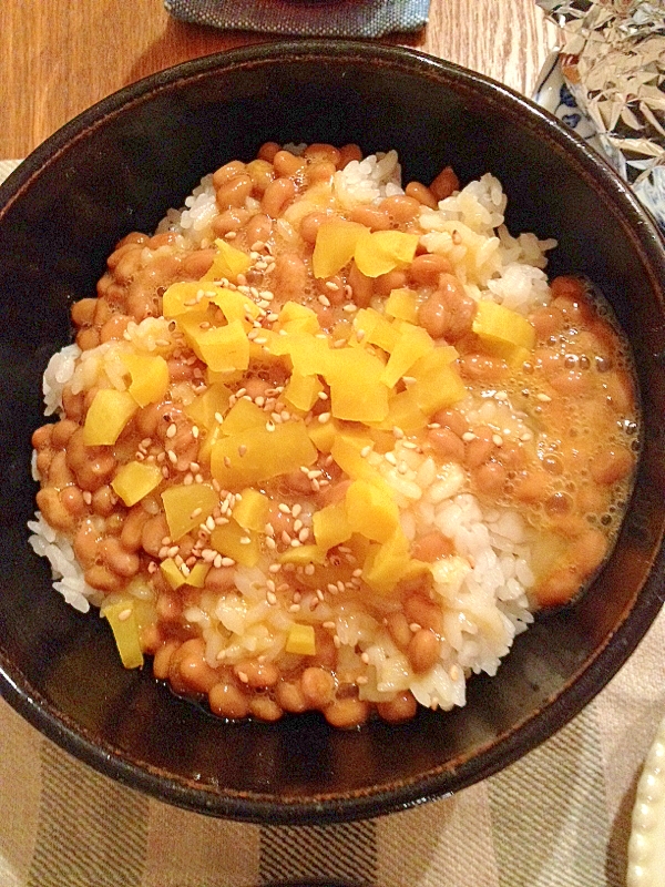 贅沢♫ご飯が進む！！納豆とたくあんの卵かけご飯！！