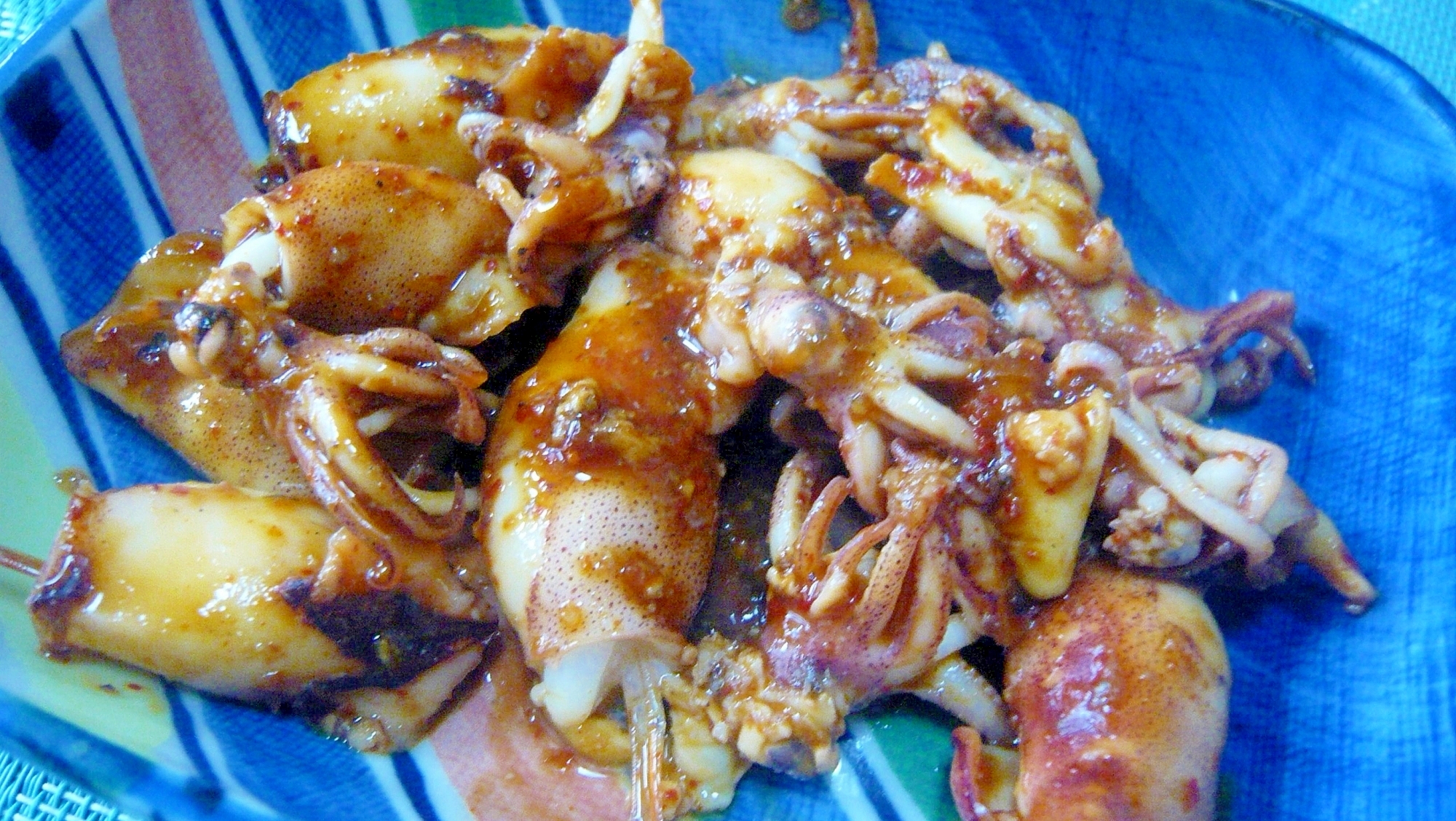 青い皿に盛り付けたヒイカのキムチ煮