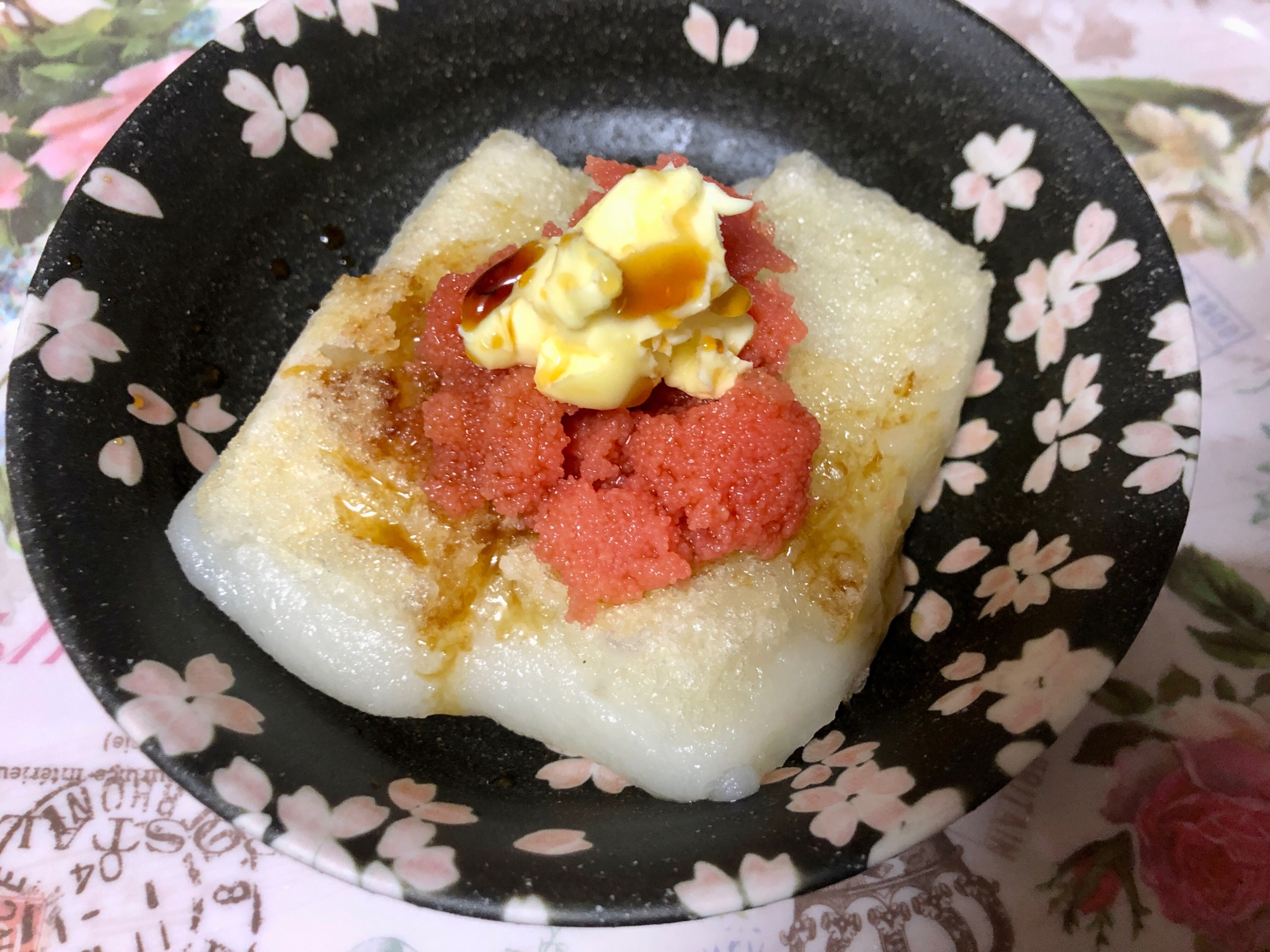 桜の器に盛られた、揚げ餅の明太バターしょうゆのせ