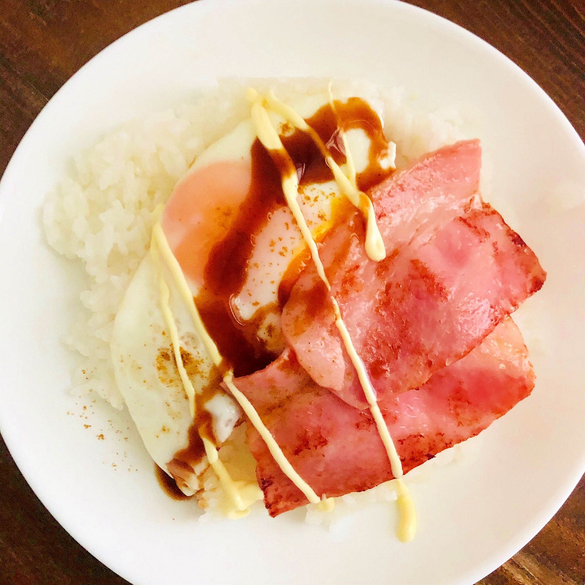 目玉焼きとベーコンの丼