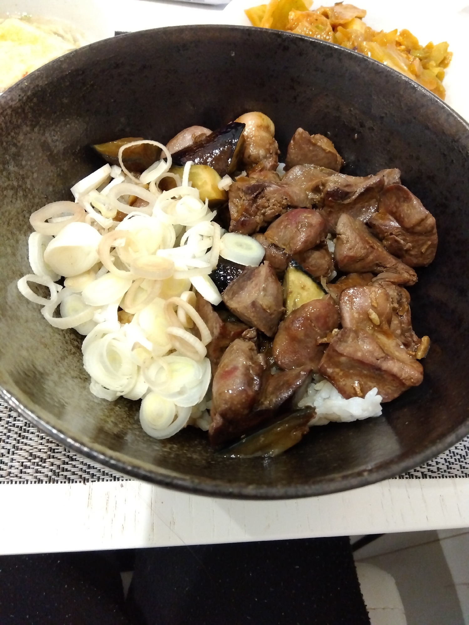 ネギと合わせて！鶏レバ丼