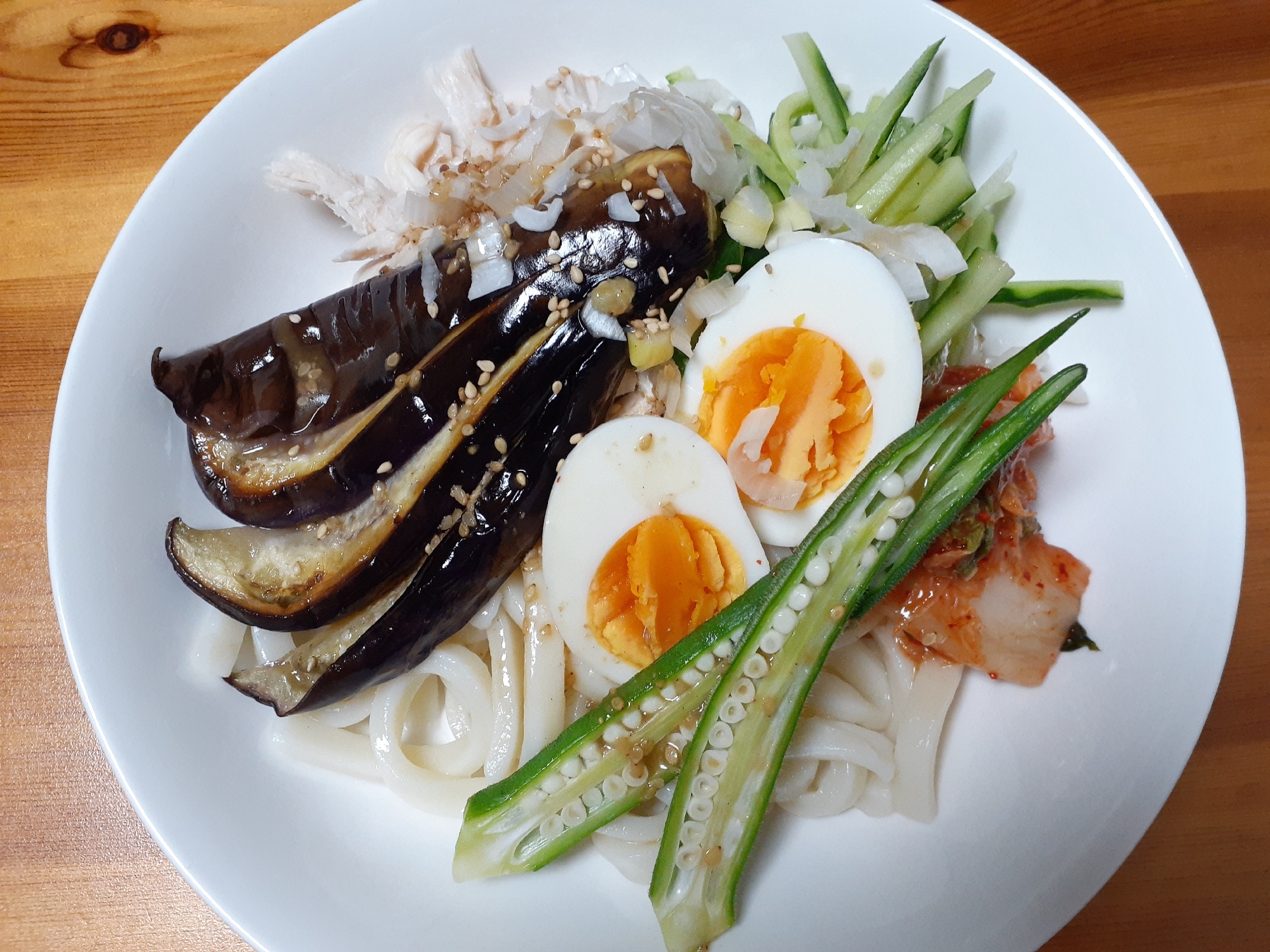 なすと夏野菜の冷やし鶏うどん！わさび胡麻だれ！