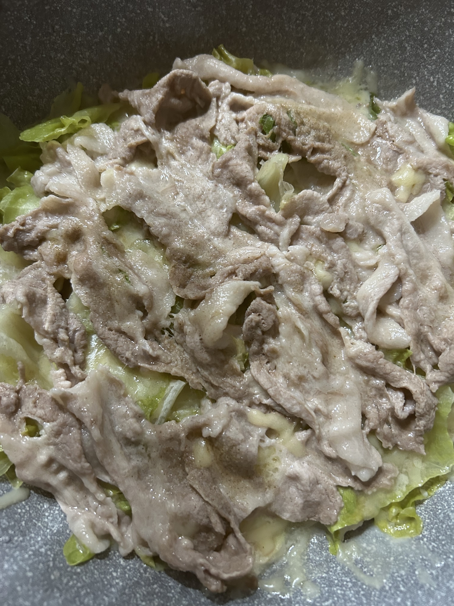 国産チーズとレタスと豚肉の蒸し焼き