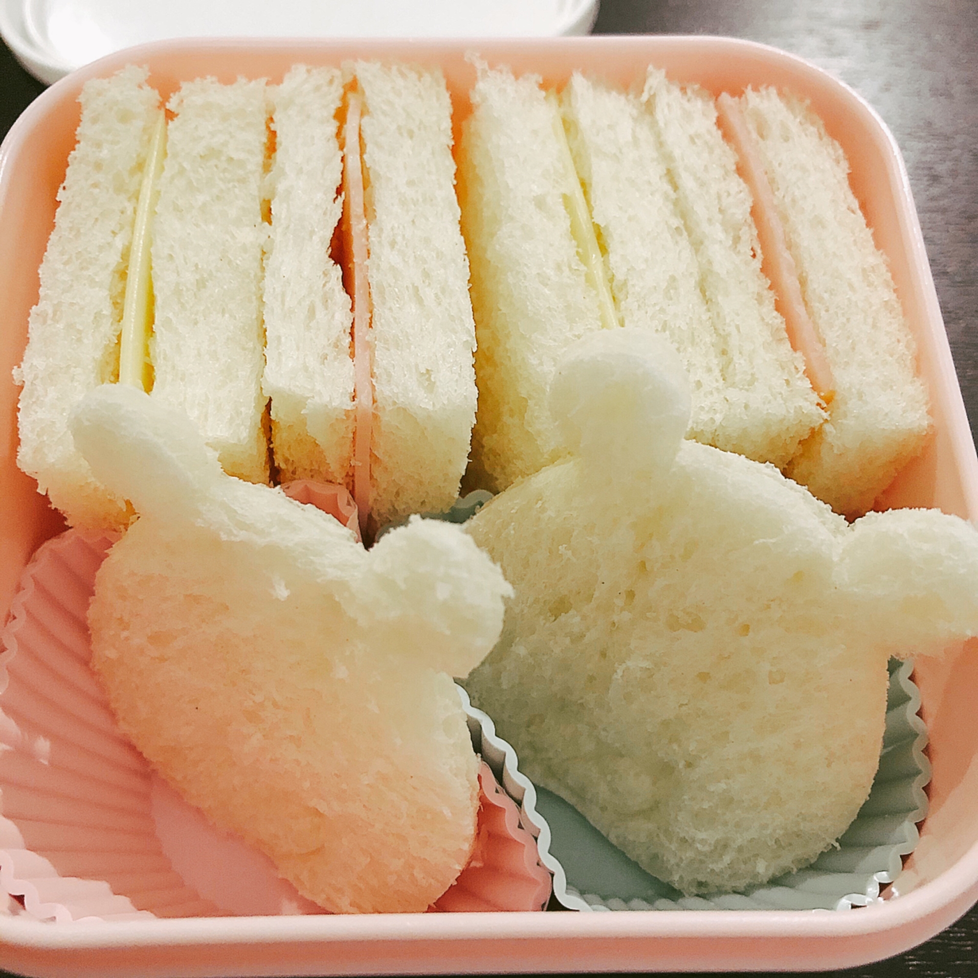 ハムとチーズ、ハーフハーフのサンドイッチ弁当☆