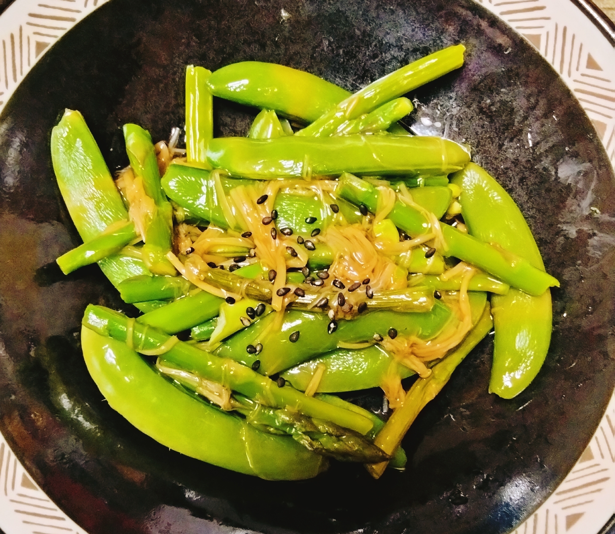 スナップエンドウとアスパラガスの麺つゆなめ茸和え