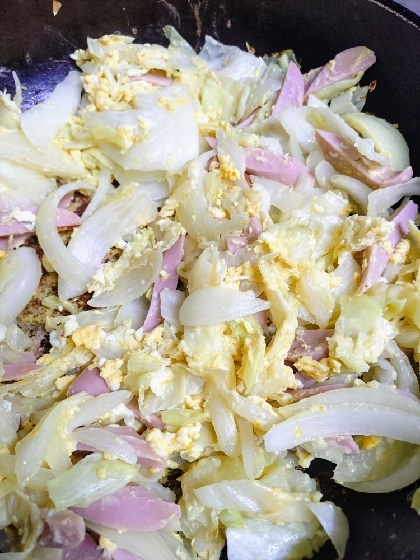 キャベツと魚肉ソーセージ玉ねぎの卵炒め