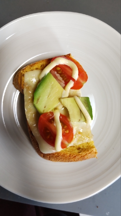 チーズトーストアレンジ アボカド&トマト