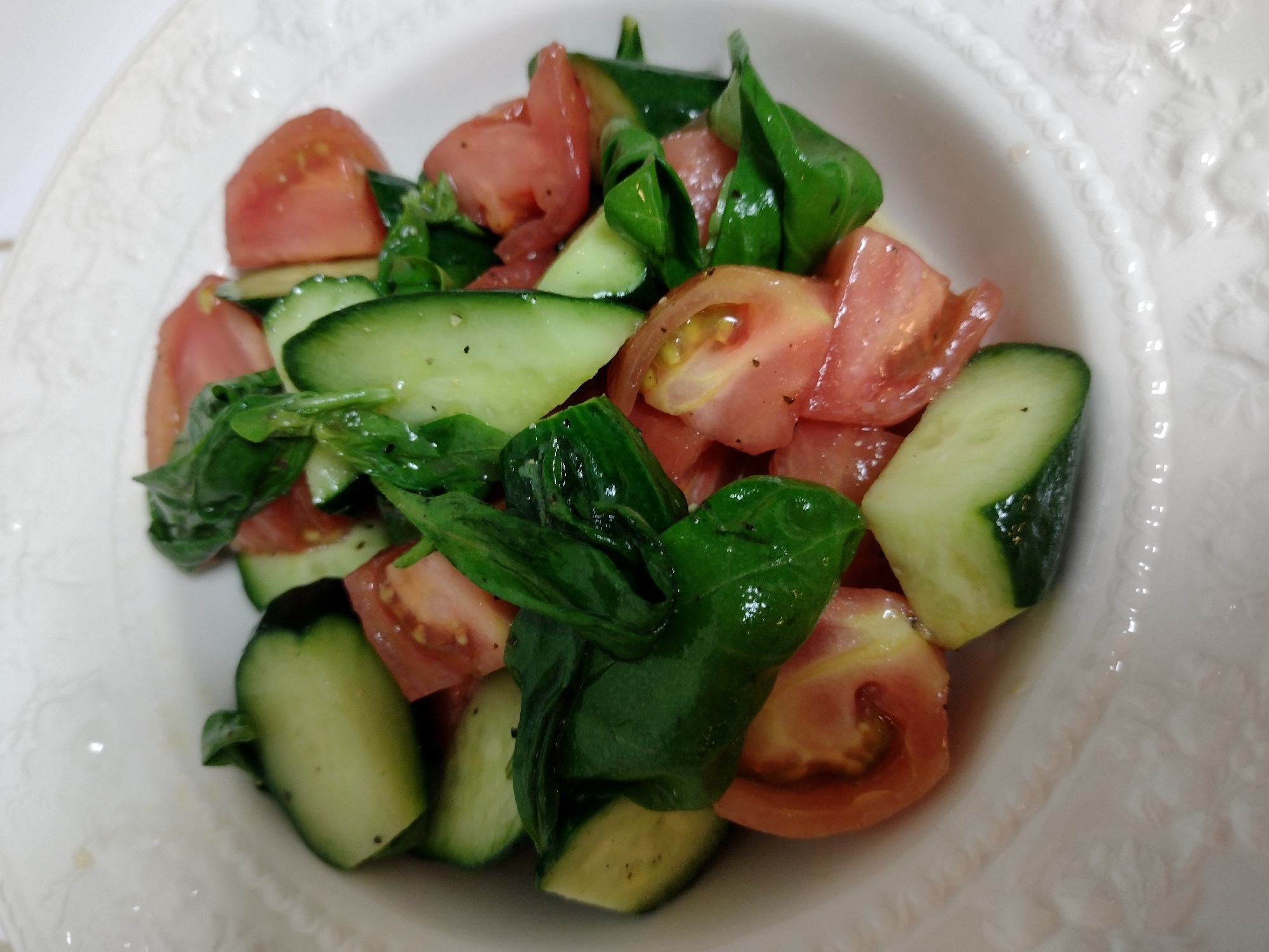 トマトときゅうりのバジルサラダ レシピ 作り方 By 千笑まま 楽天レシピ トマトときゅうりのバジルサラダ レシピ 作り方 By 千笑まま 楽天レシピ