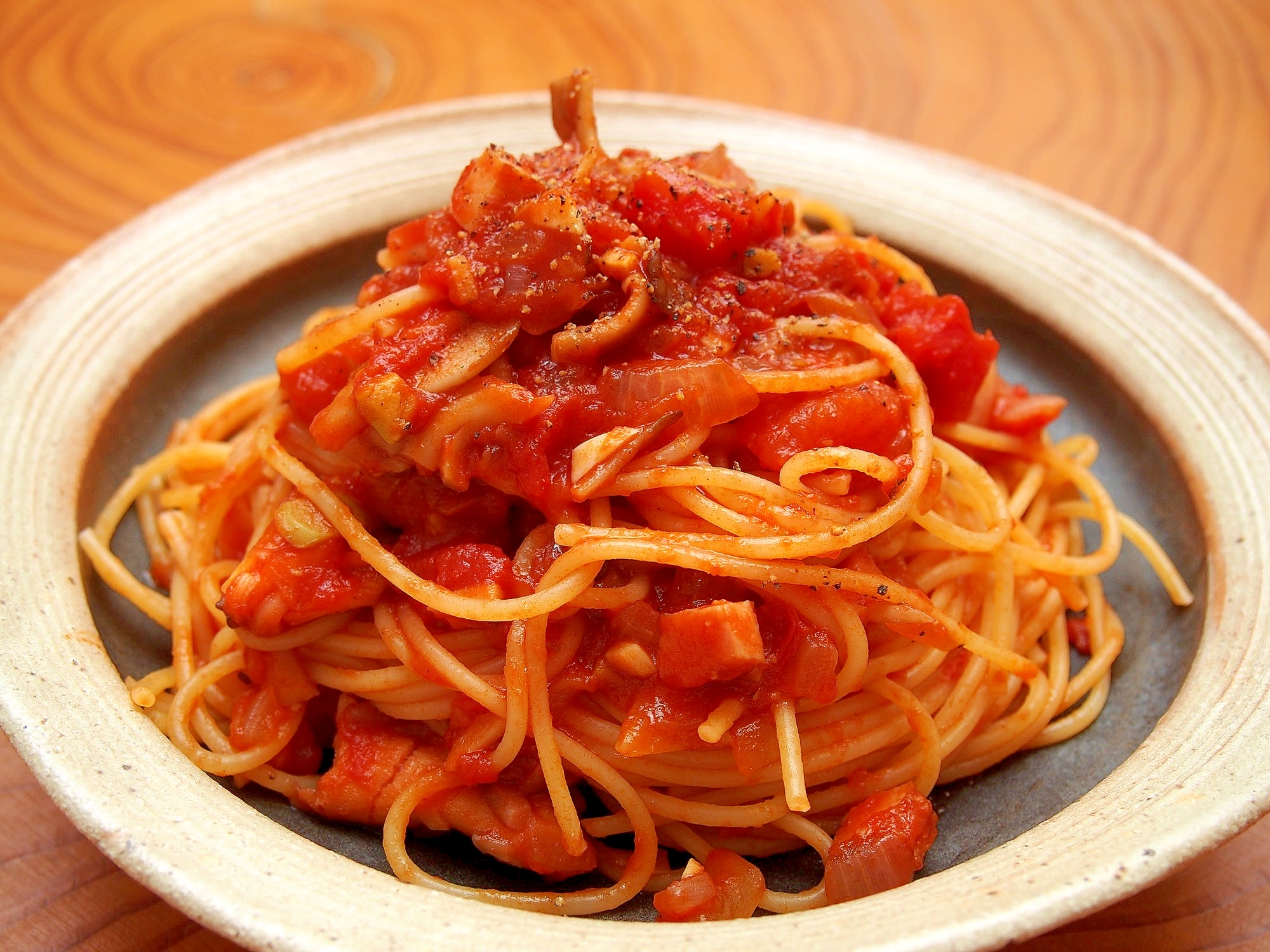 角切りベーコンと舞茸のトマトソースパスタ