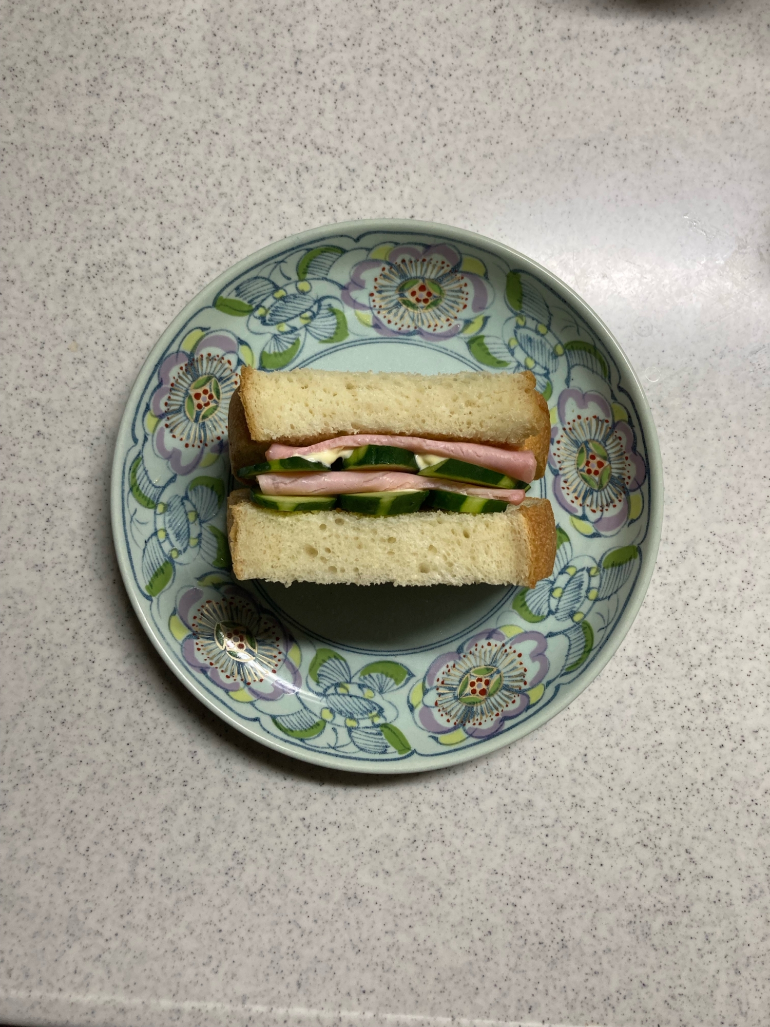 食パン1枚で★きゅうりとハムのサンドイッチ