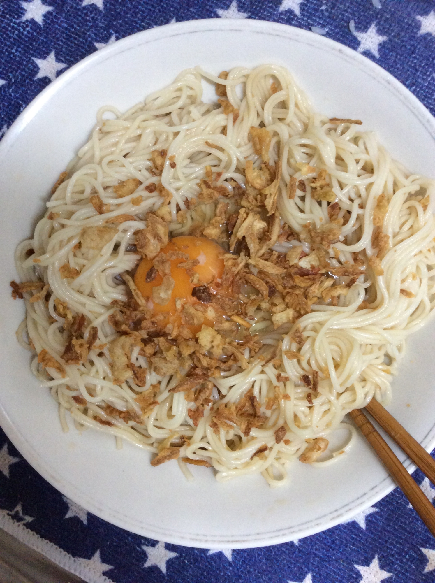 フライドオニオン入り♪冷やし釜玉そうめん