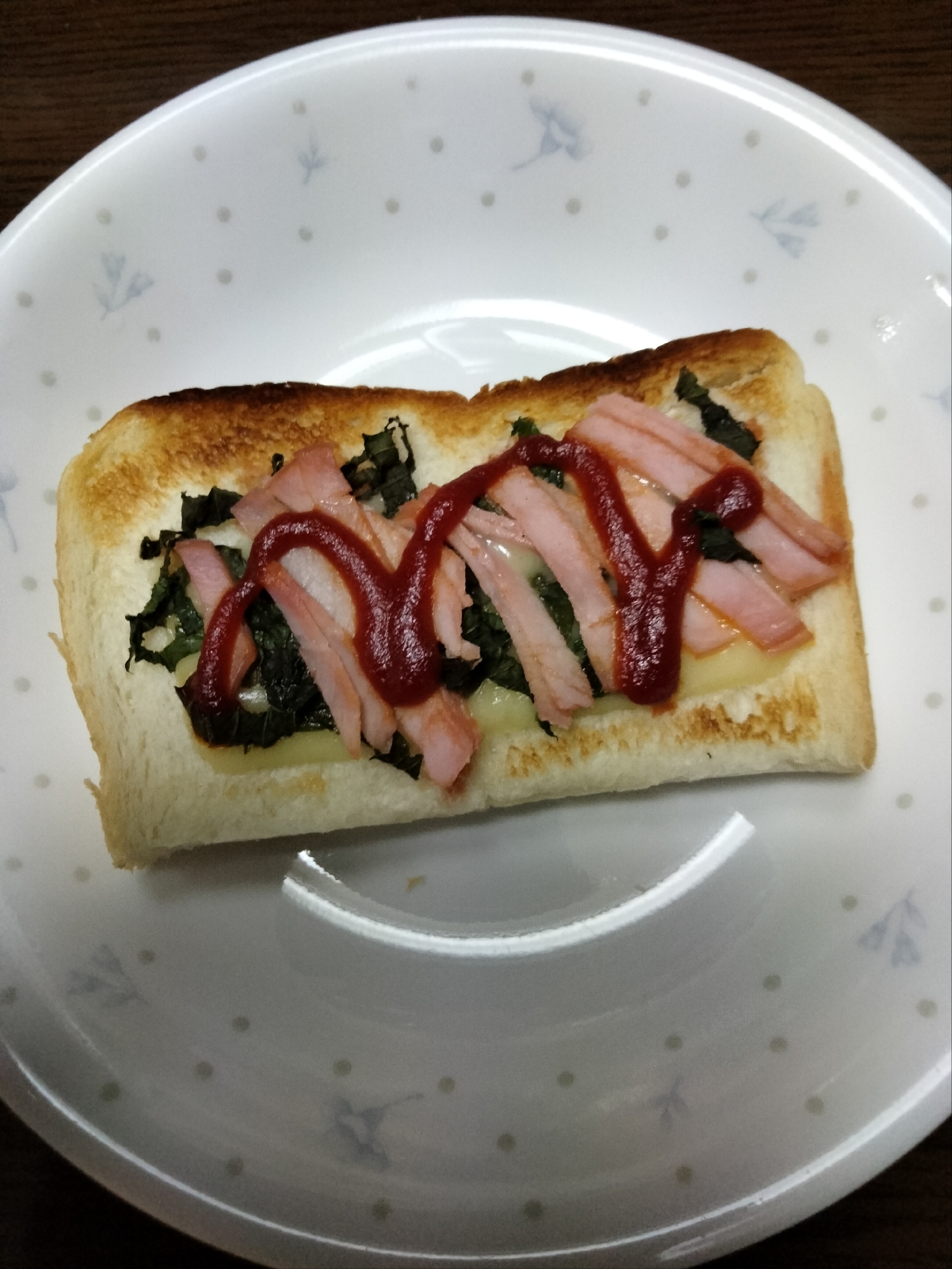 チーズトーストアレンジ 大葉&ハム ケチャかけて