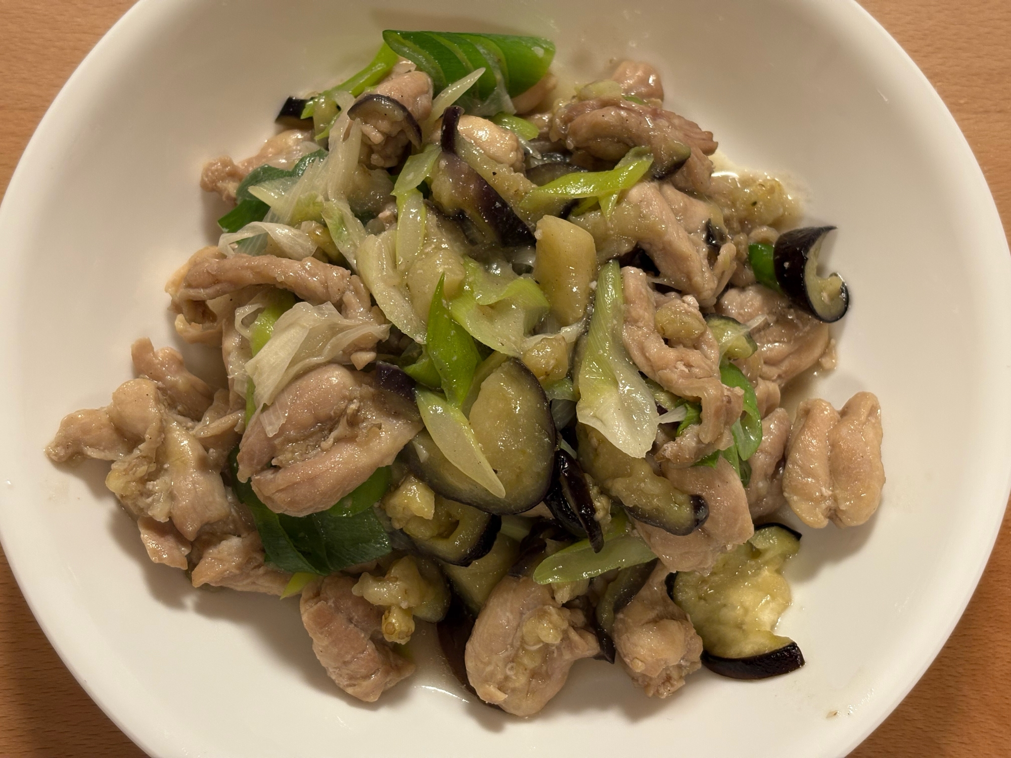 せせりとネギとなすの野菜炒め