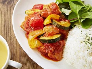フライパンで10分!彩り野菜と鶏肉のトマト煮