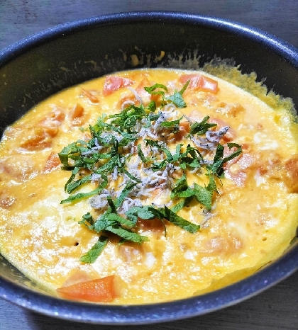 きょうはこちら♬普通の２０cmフライパンで卵など材料倍量で作ってみました♡片栗粉とチーズ効果でとろ～り美味しいオムレツに❣お酒に合うね〜って言いながら❦感謝です