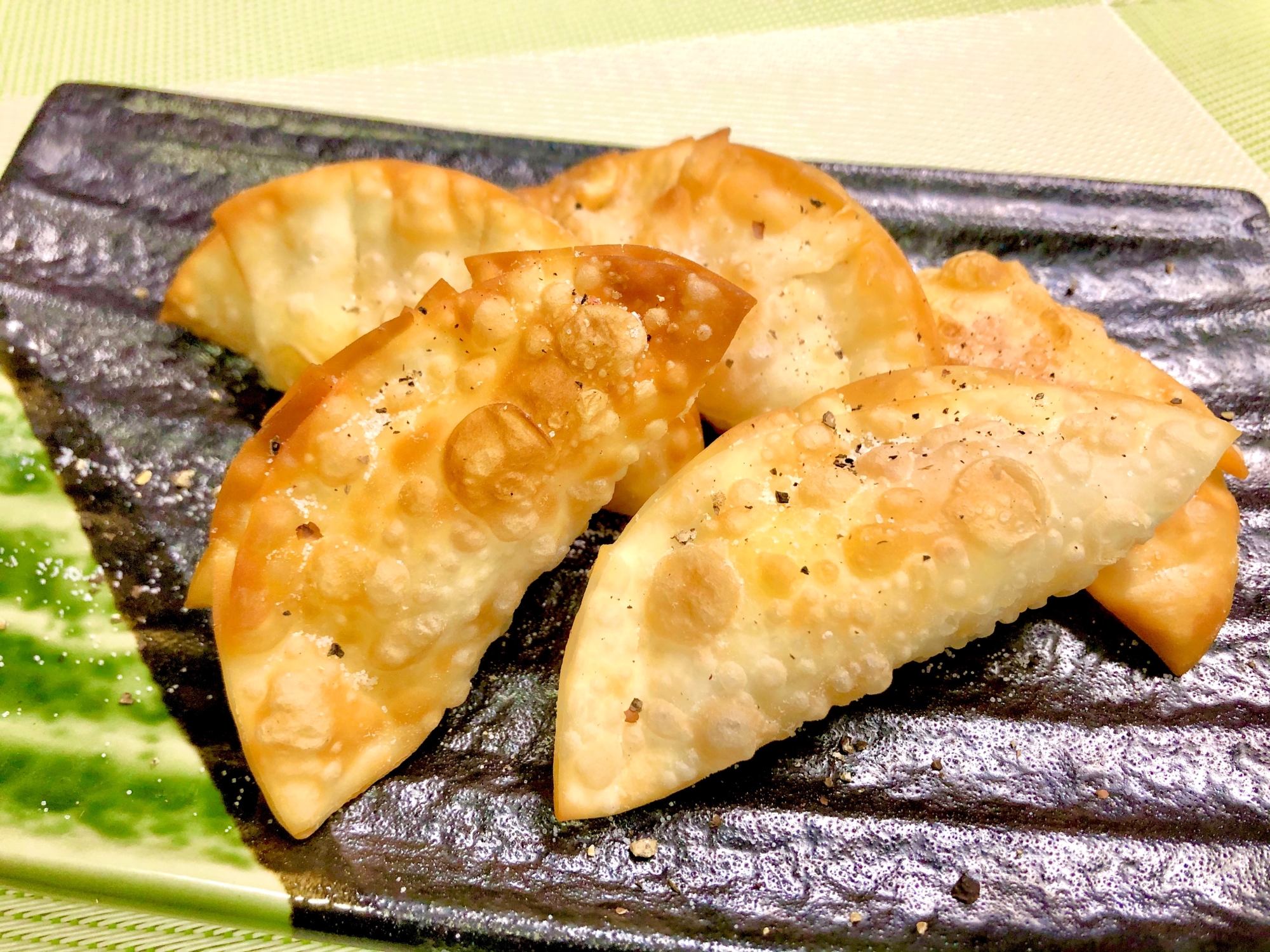 人気のおつまみ❤️餃子の皮でチーズベーコン揚げ