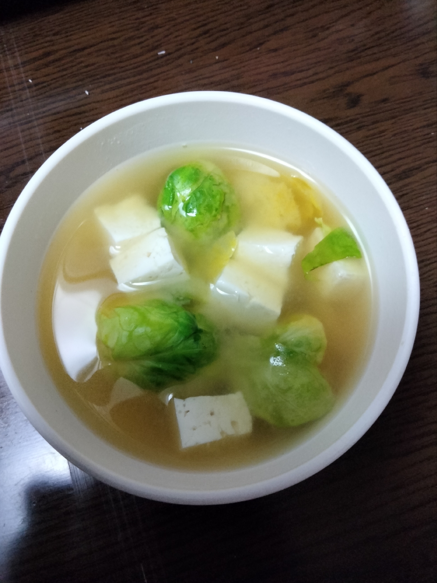 芽キャベツと豆腐の味噌汁