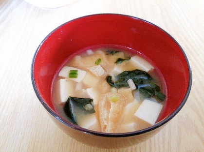 豆腐ネギ油揚げワカメの味噌汁