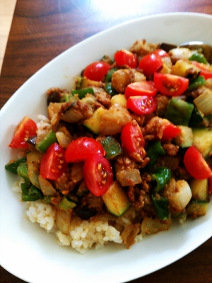 夏野菜とひき肉のゴマ味噌丼