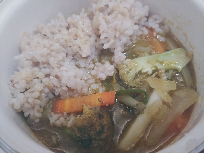 ちょっと味が薄いので、カレールウも足そうかと思います。野菜がいっぱいでヘルシーです。