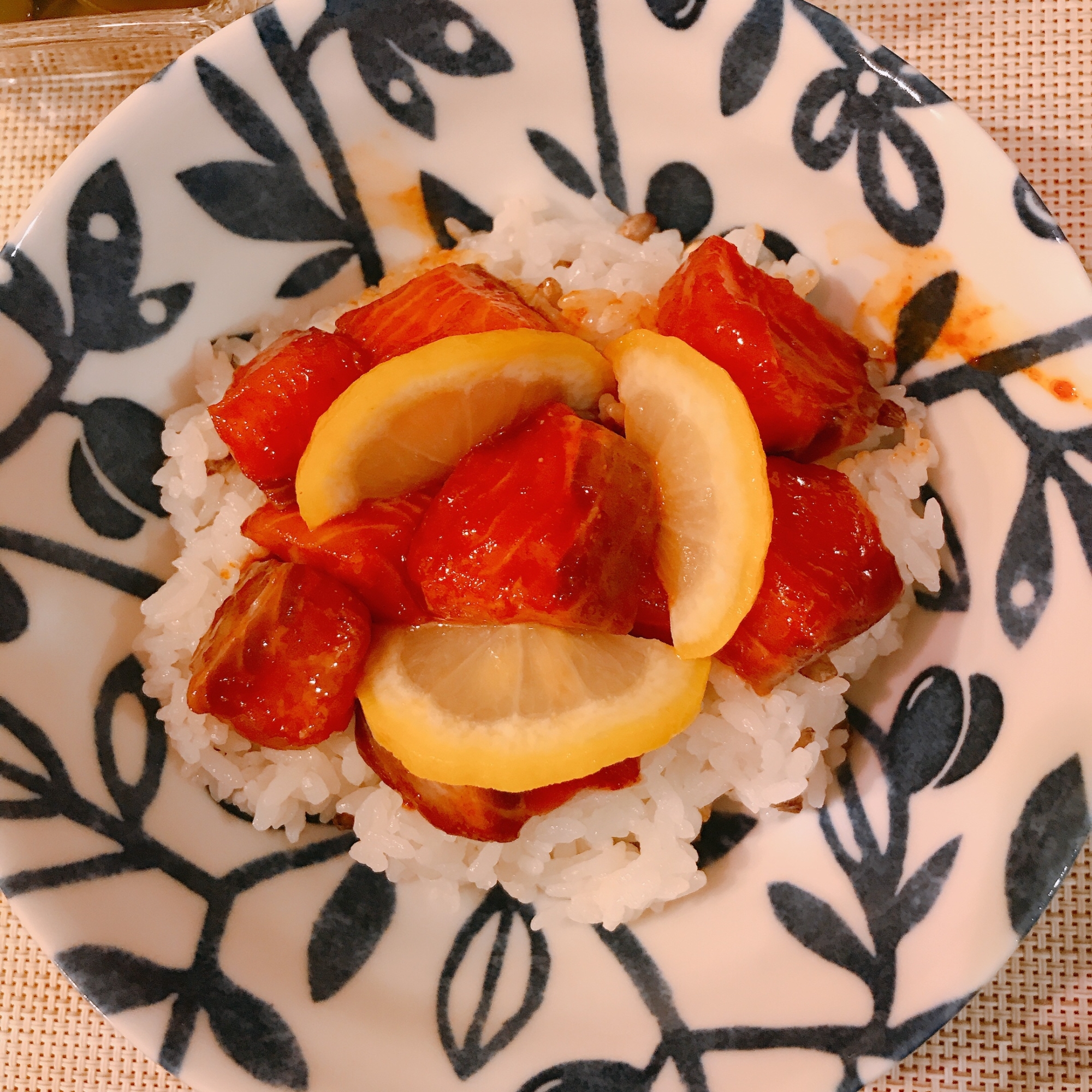 サーモンのぽき丼