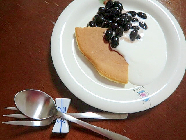 朝食、おやつに！ホットケーキのヨーグルト添え