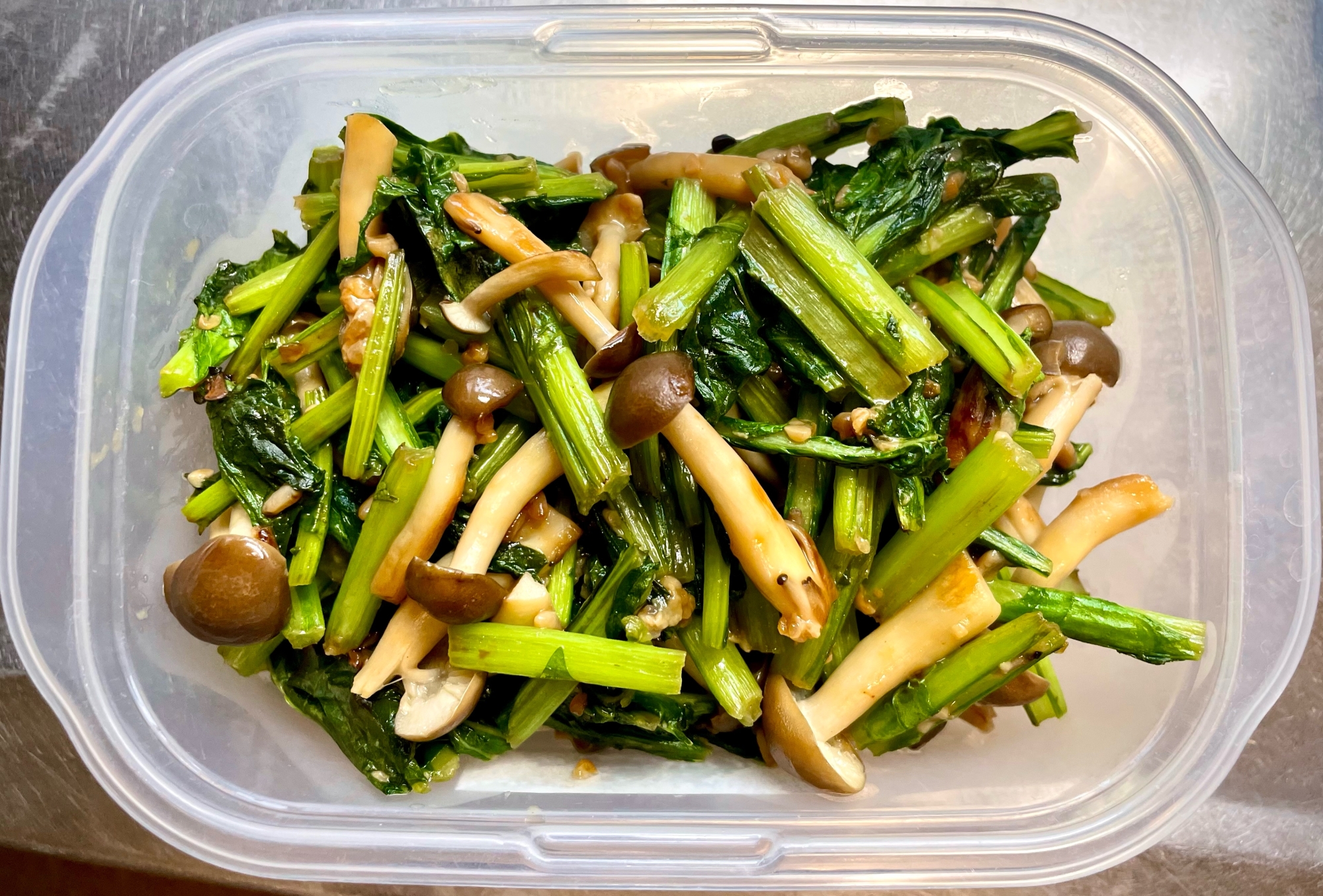 カブの葉としめじの醤油麹炒め（和風副菜）