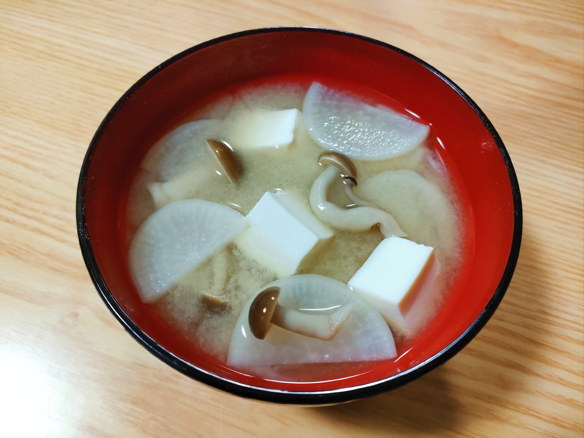 大根と豆腐としめじの味噌汁