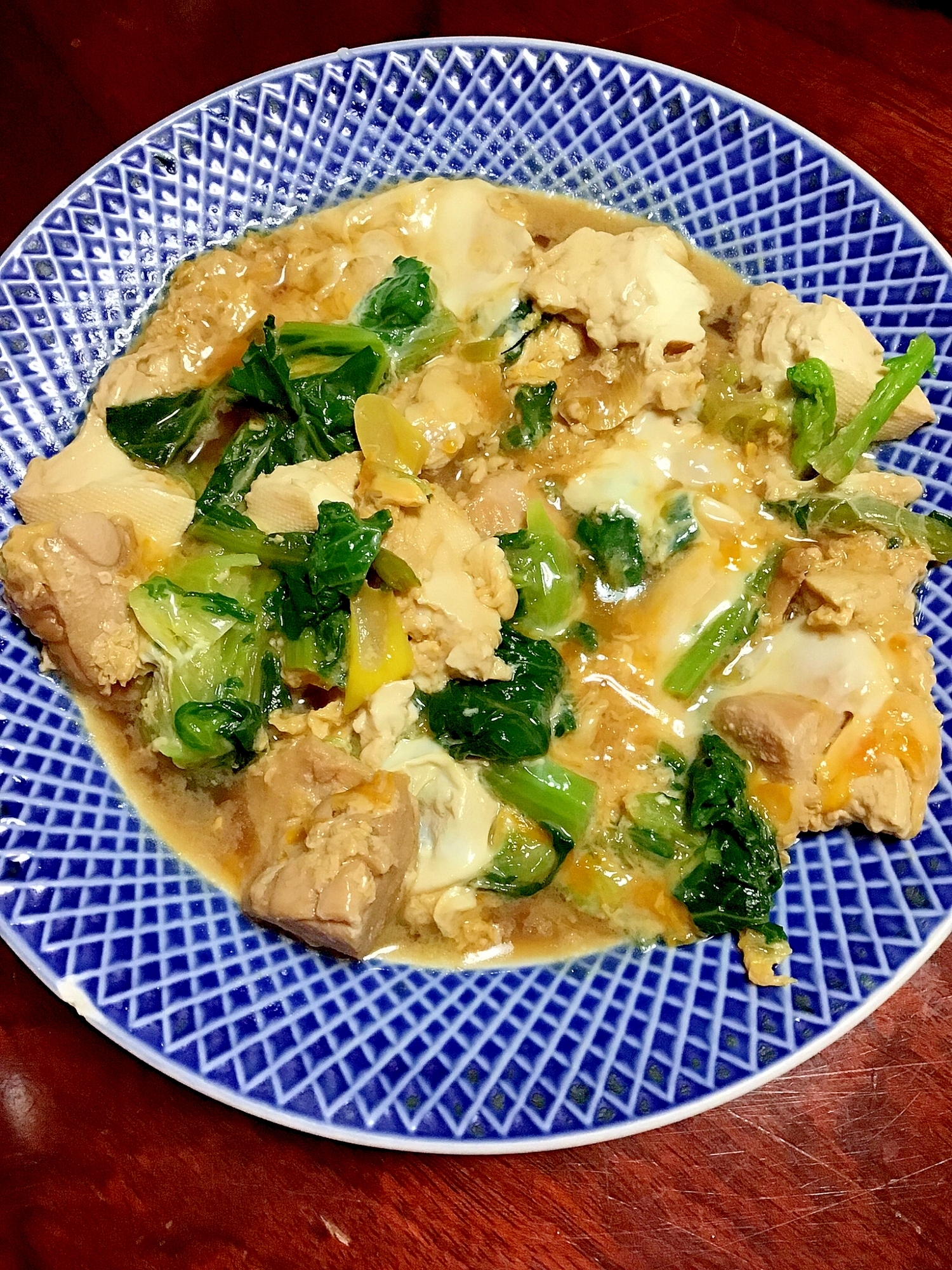 鶏ももと豆腐とかき菜の卵とじ。