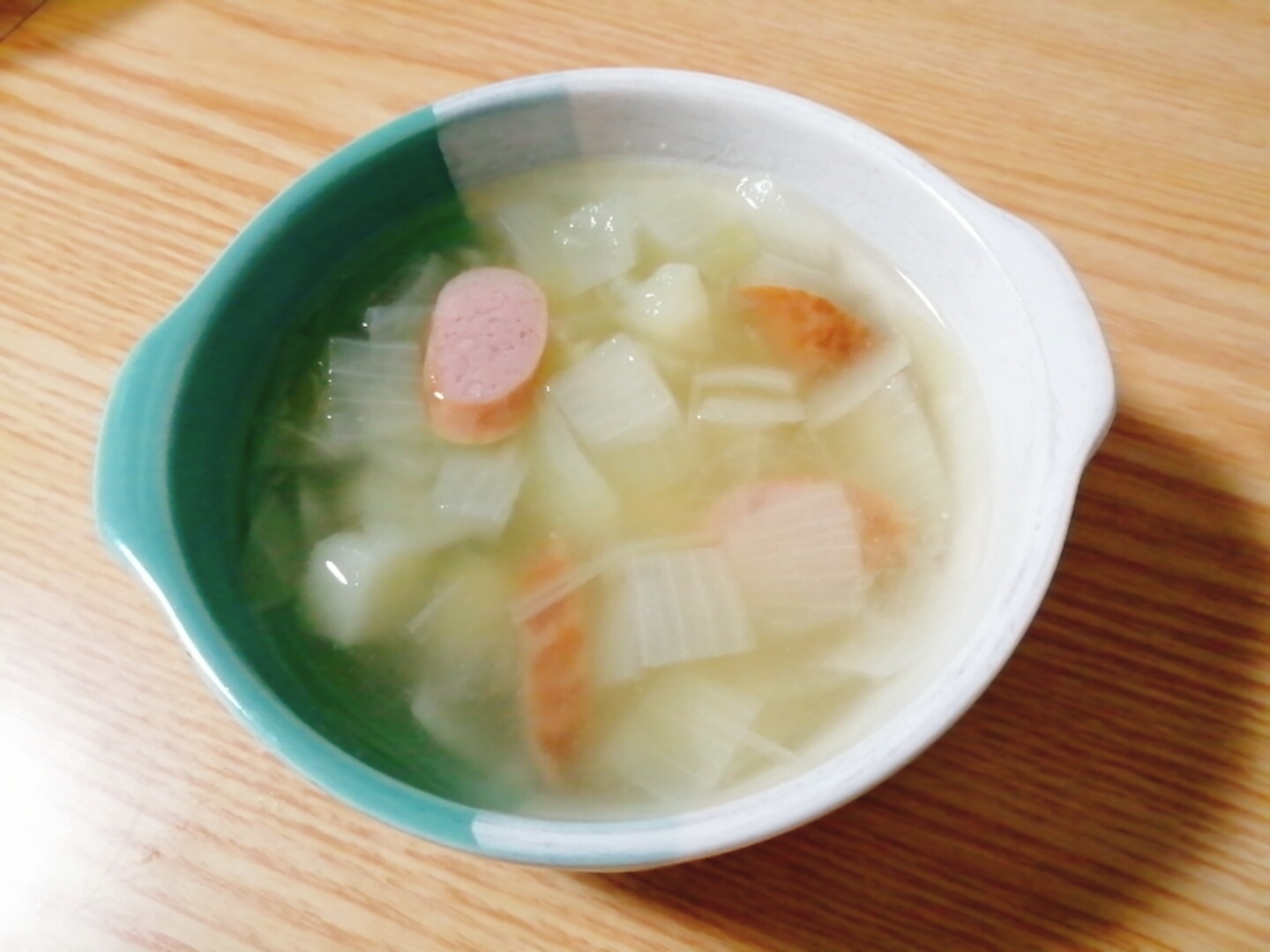 玉ねぎとじゃがいもとウインナーの中華スープ