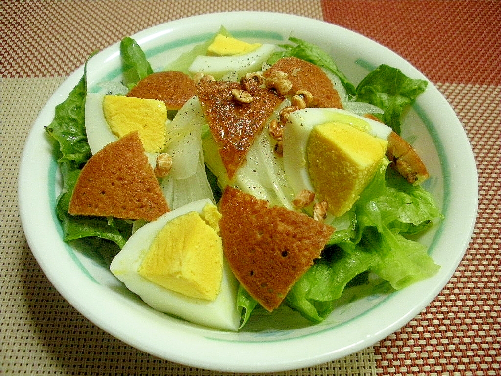 ゆで卵と野菜の大豆粉パンケーキのせサラダ♪