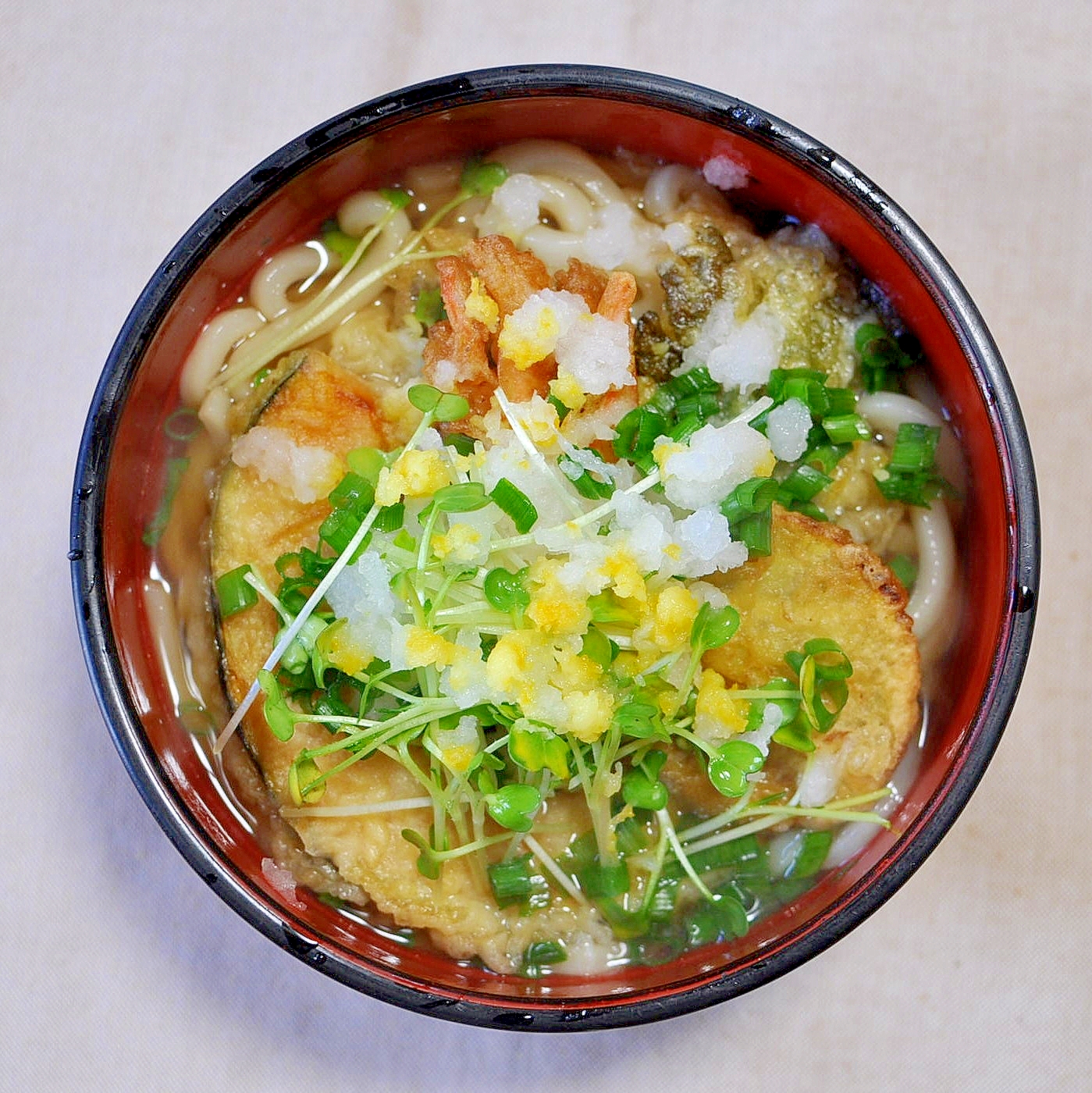 器に盛り付けた天ぷらゆずおろしうどん