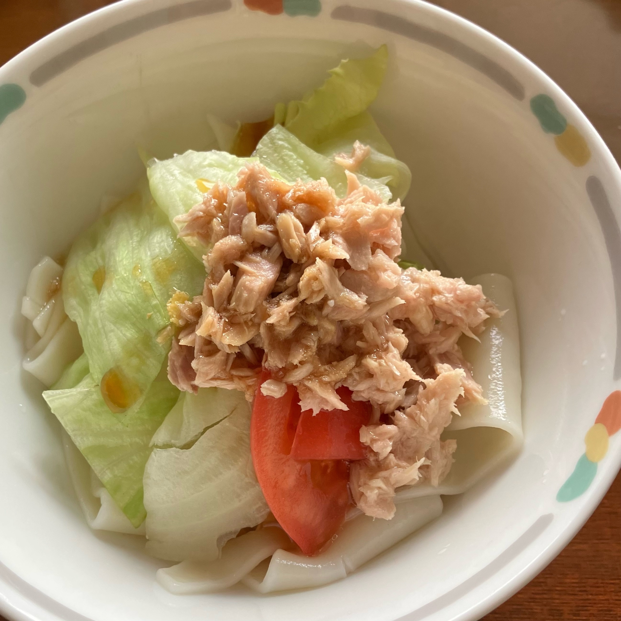 べろっこうどんで《サラダうどん》