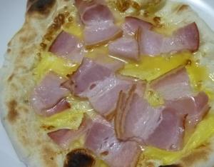 カルボナーラのピザ
