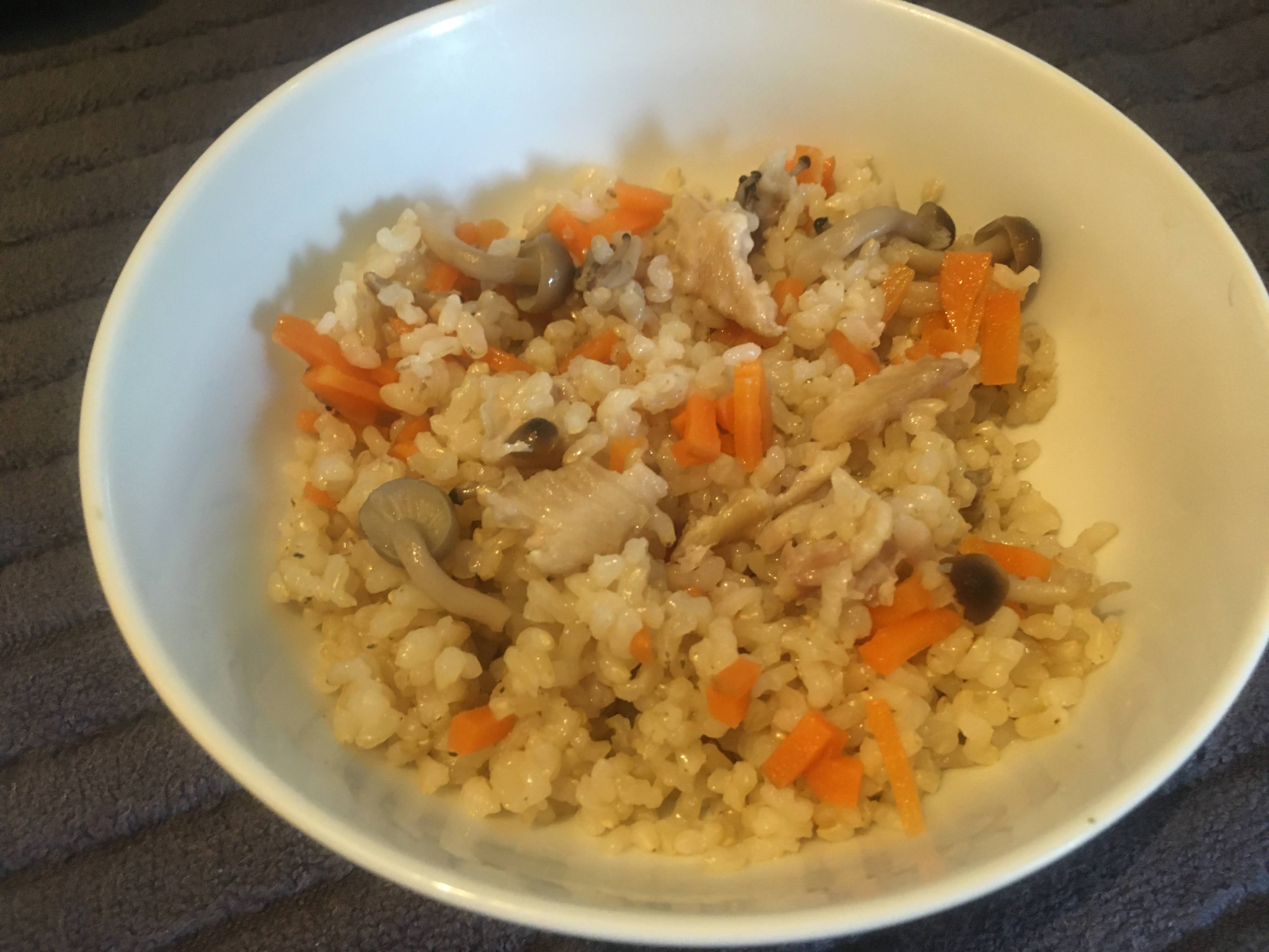 にんじん、しめじ、鳥皮の炊き込みご飯
