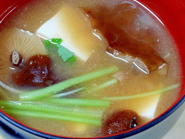 酒の肴です♪　カニだし「山なめこの味噌汁」